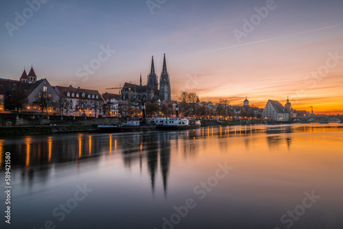 Regensburg während Sonnenuntergang mit Donau und Dom und steinerne Brücke zur goldenen Stunde, Deutschland photo