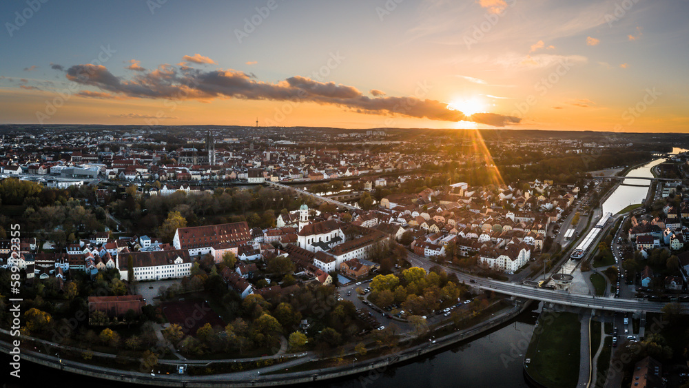 Panorama der Stadt Regensburg in Bayern mit dem Fluss Donau dem Dom und der steinernen Brücke im Herbst während Sonnenuntergang, Deutschland - obrazy, fototapety, plakaty 