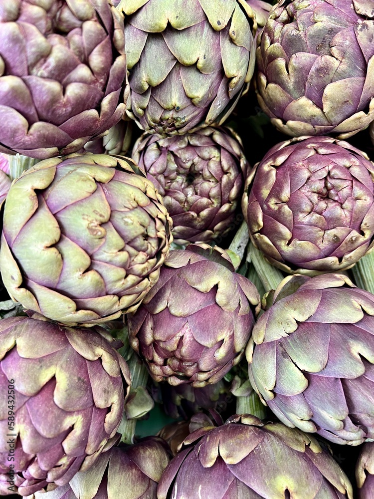 Fototapeta premium raw artichoke vegetables as a background 