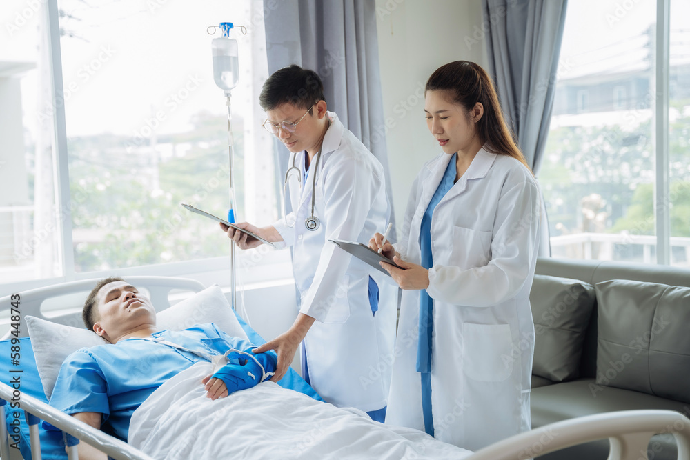 Obraz premium Doctor treating a patient in a hospital room. Specialist doctor helping sick people Physical examination. Maintain health and social security