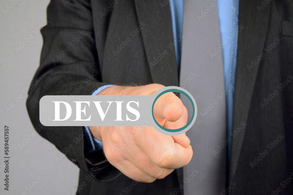 Homme anonyme se connectant en ligne pour avoir un devis Homme anonyme se connectant en ligne pour avoir un devis