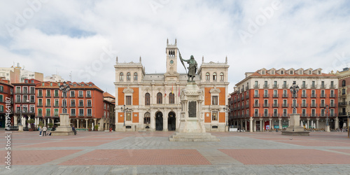 Obraz na plátně Vista panorámica de la Plaza Mayor de Valladolid con la estatua del Conde Pedro