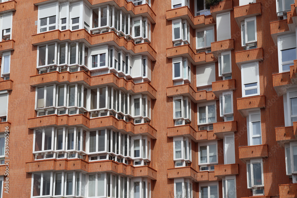 Vitoria Gasteiz Spagna, edificio residenziale con mattone faccia a vista e volumetrie modulari. Edificio residenziale spagnolo, architettura modulare, tante finestre su struttra in mattoni