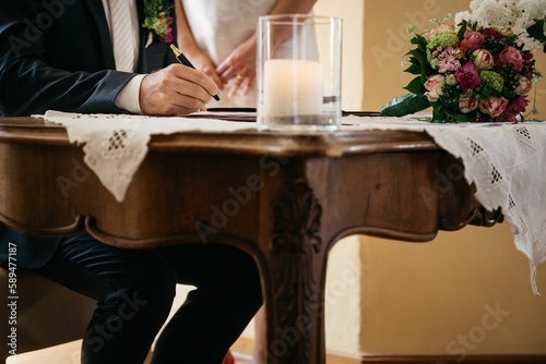 Canvas Print Bride and the groom signing the marriage registry