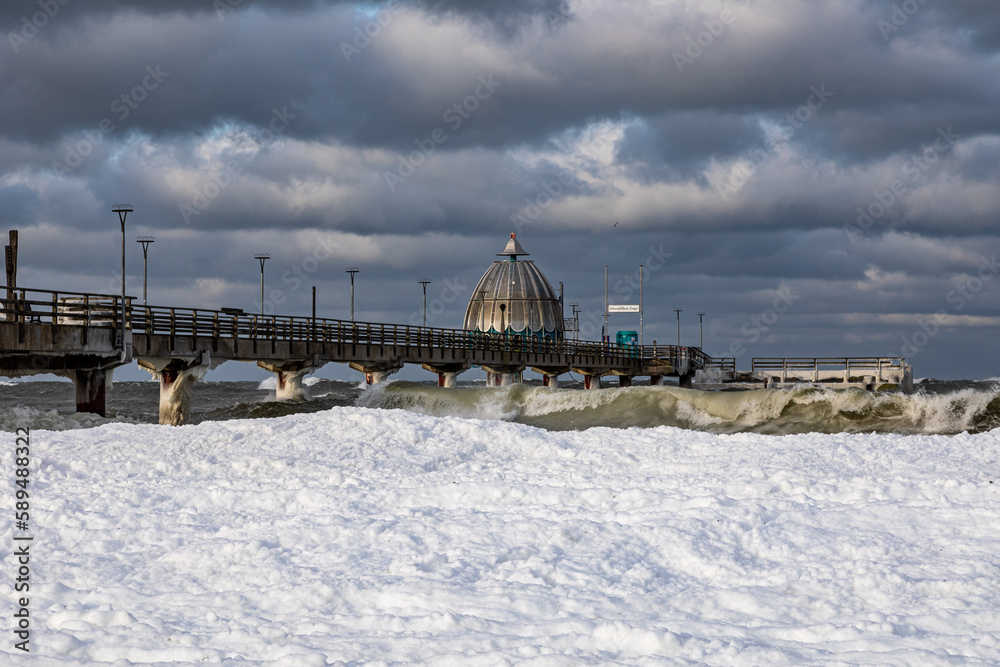Winterzauber, Brandungseis und stürmische Wellen an der Seebrücke. Winterzauber, Brandungseis und stürmische Wellen an der Seebrücke.