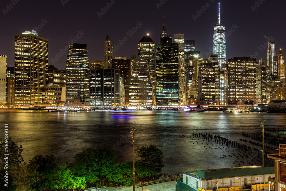 Naklejka premium city skyline at night