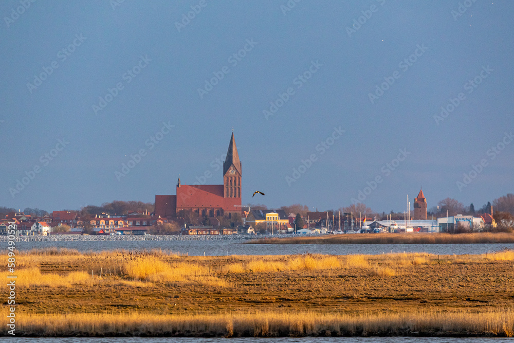 Ταπετσαρία Blick über den Bodden auf die Stadt Barth.