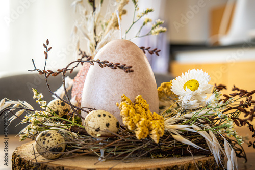 Ostergesteck mit einer Eiervase und Trockenblumen sowie einer Eierkerze