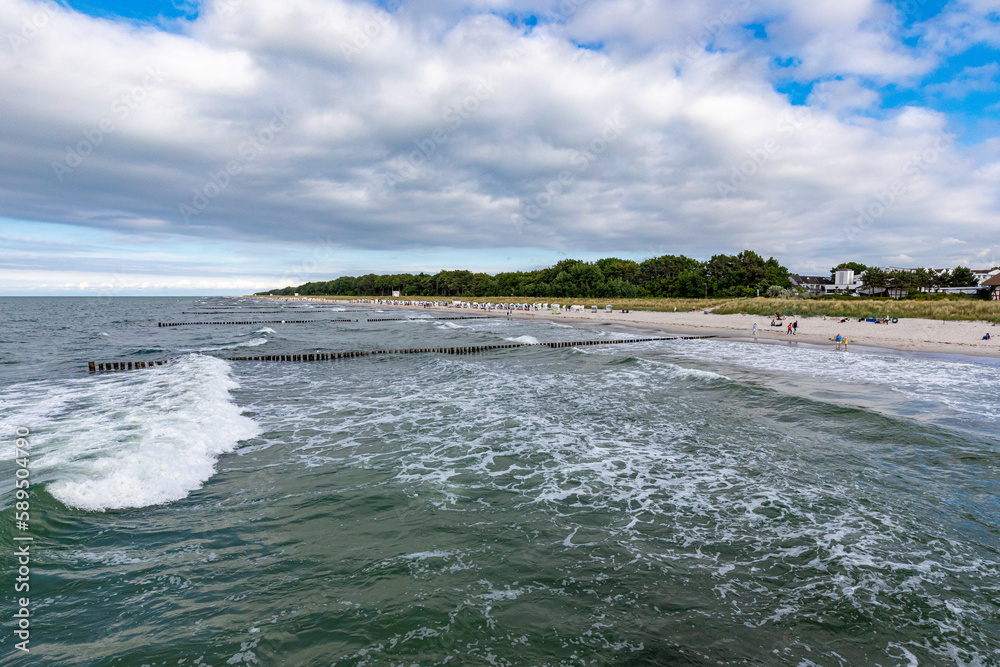 Fototapeta premium Blick auf den Zingster Strand von der Seebrücke.