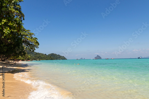 Fototapeta Naklejka Na Ścianę i Meble -  Paradise beach is a really tranquil place. Crystal clear water and a very interesting snorkeling reef at Koh Kradan in Trang, Thailand. 