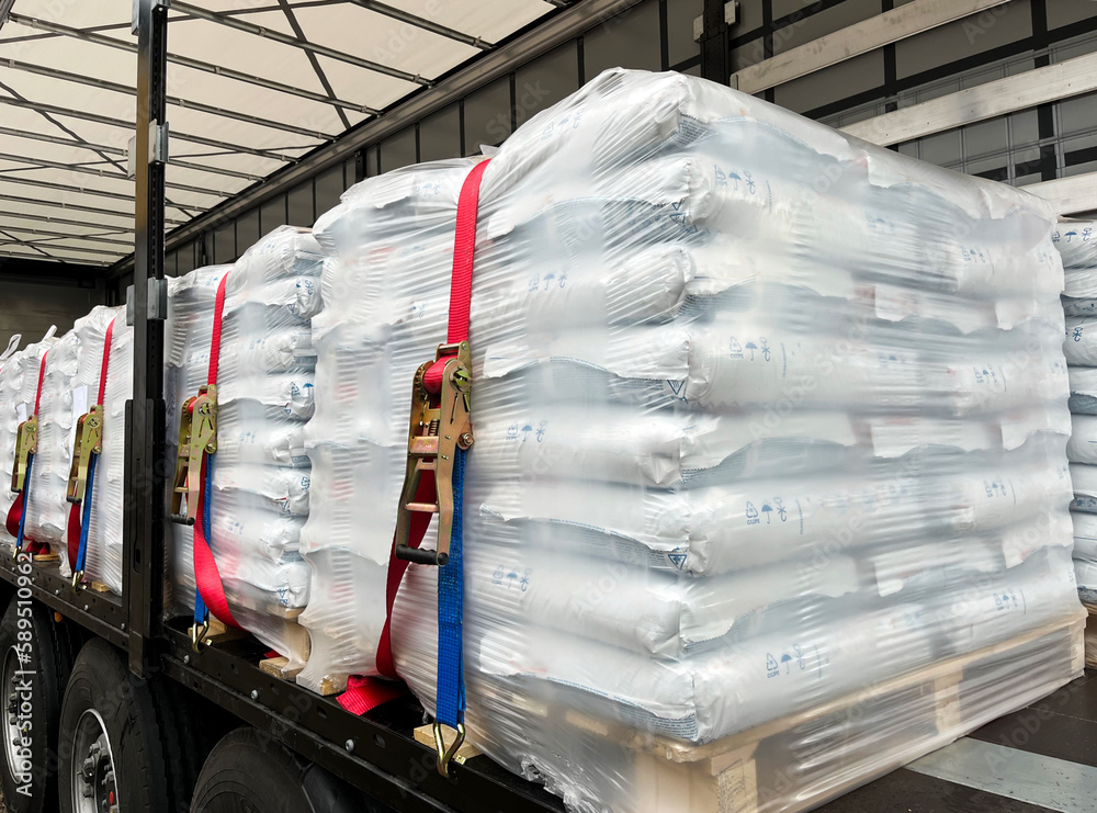 Loading, transportation and unloading of bulk materials in bags of 25