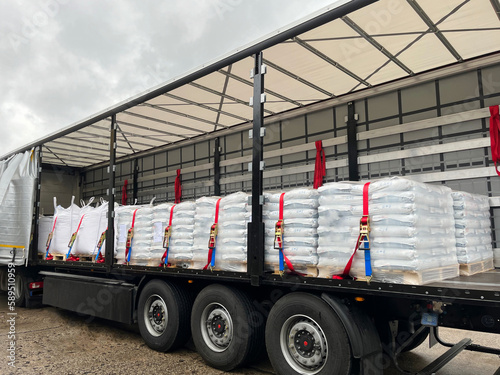 Loading, transportation and unloading of bulk materials in bags of 25 kilograms in a semi-trailer. Securing the cargo with straps and locks for stability