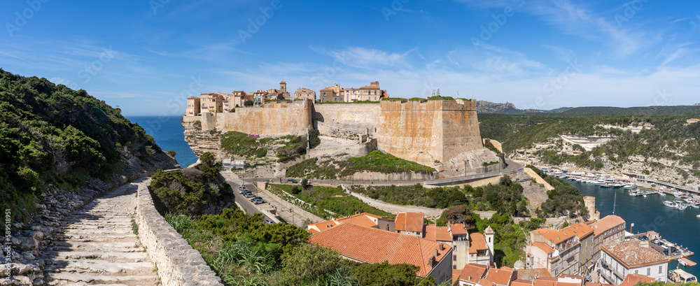 Vue panoramique sur la citadelle de Bonifacio en Corse