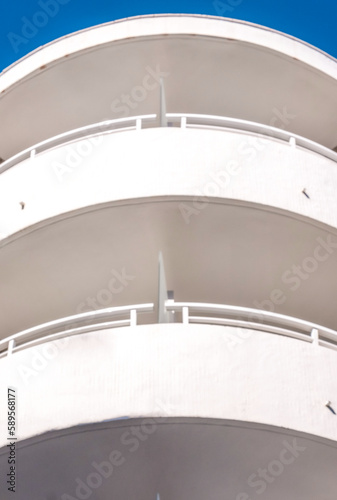 Der Balkon in Spanien unverzichtbar an mehrst  ckigen H  usern und Hotels  in seinen vielf  ltigen Stilen und Formen