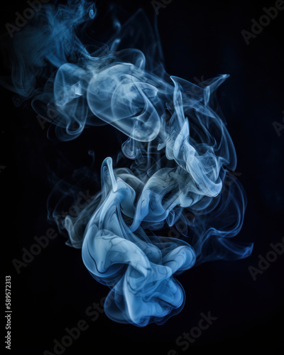 Fumée, fumerole bleuté sur fond noir