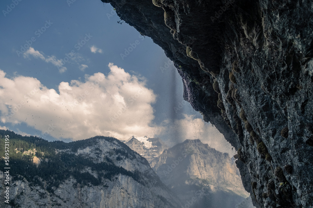Cascada de agua Lauterbrunnen, Suiza