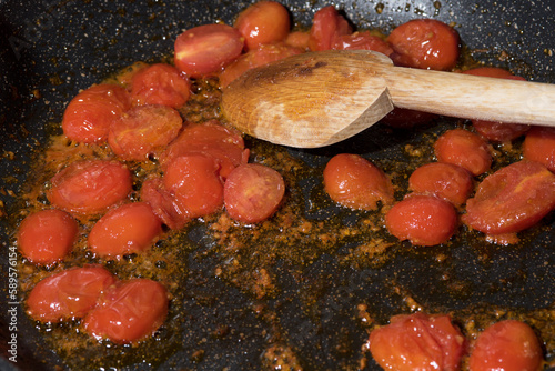 una bella padella con pomodorini in cottura, cucinare in pomodori photo