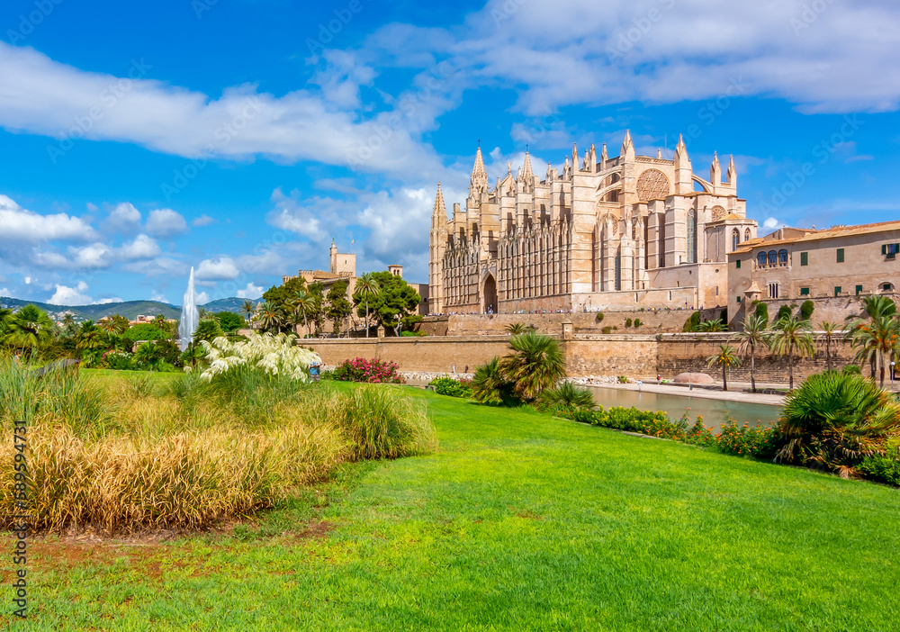 Fototapeta premium Cathedral of Santa Maria of Palma (La Seu) in Palma de Mallorca, Spain