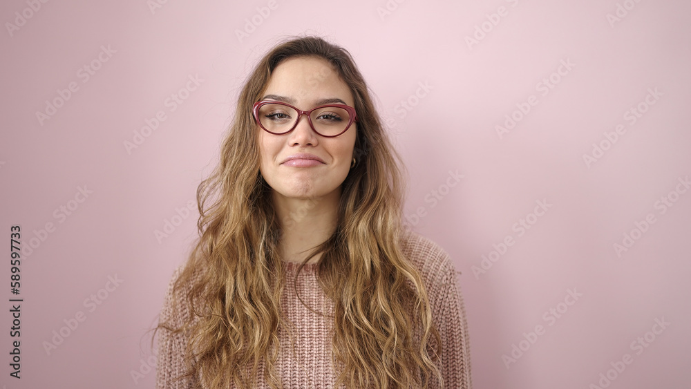 Obraz premium Young beautiful hispanic woman smiling confident wearing glasses over isolated pink background