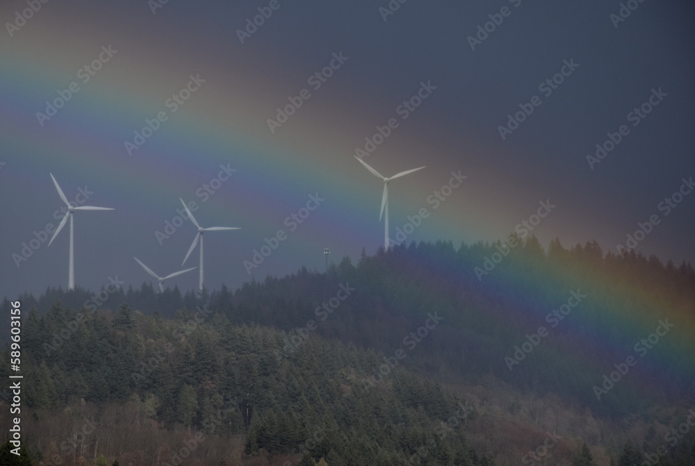 Obraz premium Regenbogen vor Windrädern in Freiburg