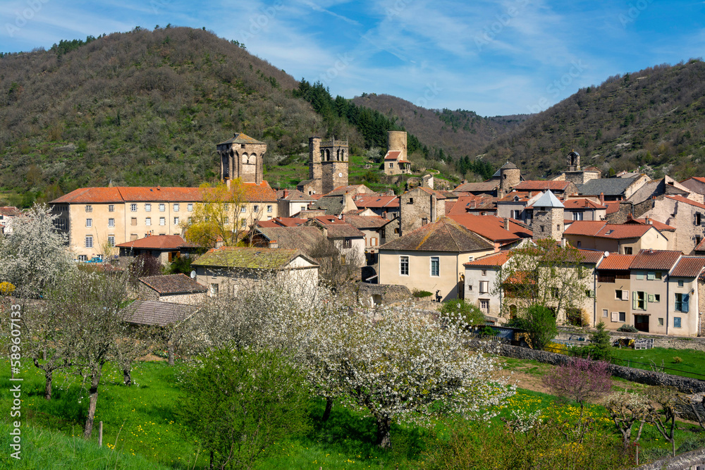 Blesle classé comme l'un des plus beaux villages de France, vue sur le clocher Saint Martin et le Donjon des barons de Mercoeur . Départemnt de la Haute Loire. Auvergne Rhone Alpes. France