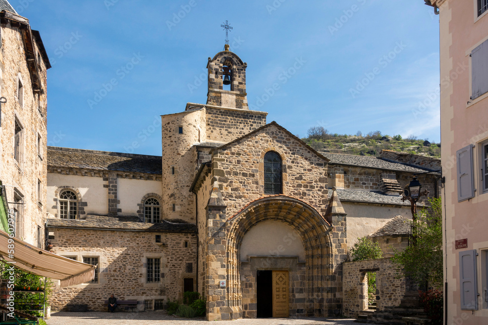  Blesle classé comme l'un des plus beaux villages de France. Porche de l'Eglise Saint-Pierre. Département de la Haute Loire. Auvergne Rhone Alpes. France 
