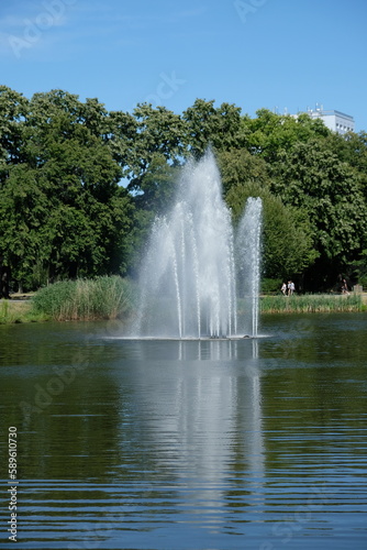 FU 2022-07-17 LeipzigT4 110 Im See ist eine Fontaine
