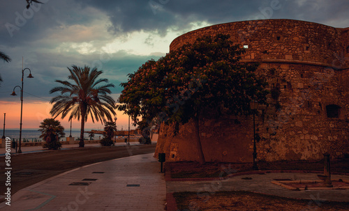 La Torre an der Küste mit Palmen