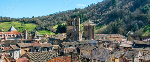 Blesle classé comme l'un des plus beaux villages de France. La Tour de Massadou et le clocher de l'église Saint-Martin . Département de la Haute Loire. Auvergne Rhone Alpes. France