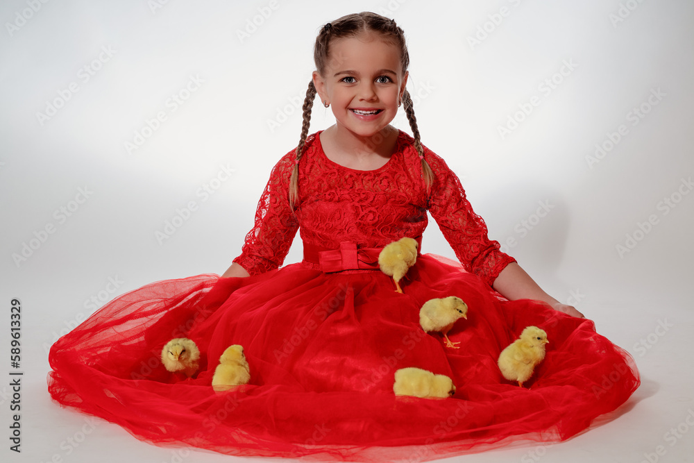 Junges Mädchen im Prinzessin Rock mit frisch geschlüpften Küken Junges Mädchen im Prinzessin Rock mit frisch geschlüpften Küken