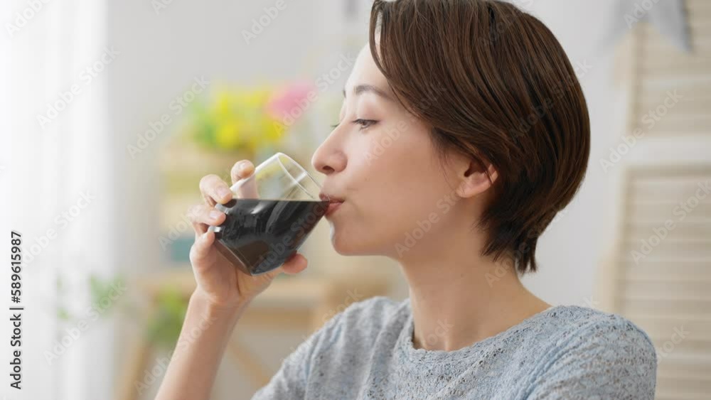 コーヒーを飲む若い女性 飲食イメージ
コーヒーを飲む若い女性 飲食イメージ