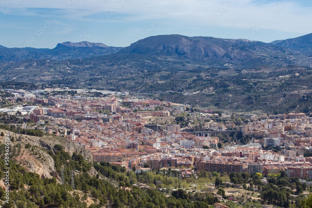 Paisaje de la ciudad de Alcoy con la Sierra de Almudaina y la Sierra de la Safor, España
