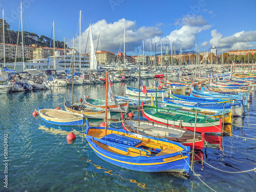 Le port de Nice sur la Côte d'Azur avec ses bateaux de pêche traditionnels aux superbes couleurs vives