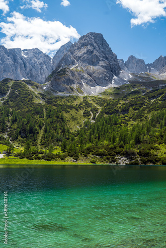 Der Seebensee in in Tirol, Österreich, ist umrahmt von den hohen Bergen des Miemiger Gebirges. Oberhalb des Sees troht die Coburger Hütte.