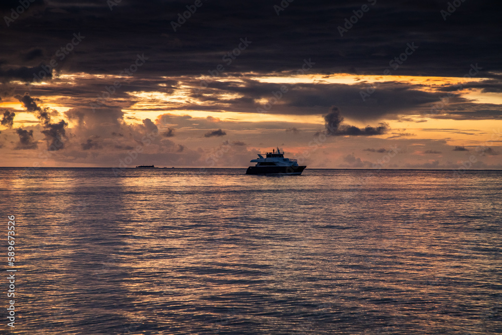 Fototapeta premium amazing sunset over the sea on a tropical island