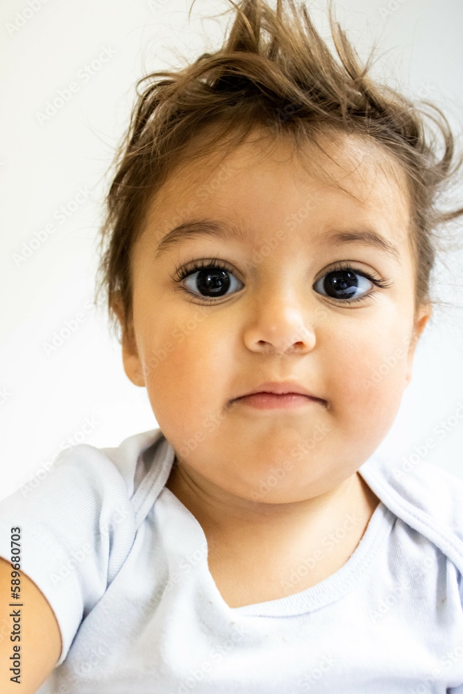 Baby waking up and taking selfie with parents' cell phone. Mention of children and electronic devices and the precautions that must be taken with blue light and social networks in relation to health. Baby waking up and taking selfie with parents' cell phone. Mention of children and electronic devices and the precautions that must be taken with blue light and social networks in relation to health.