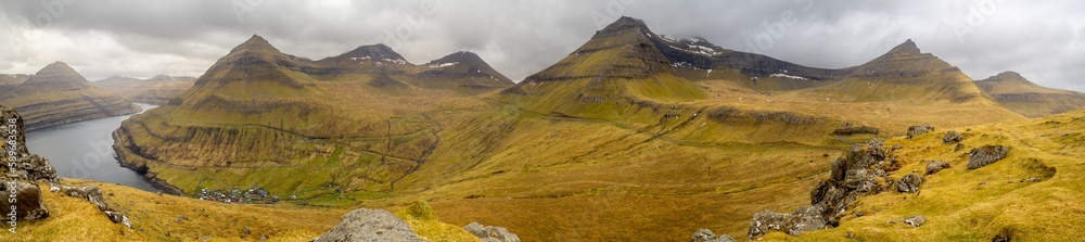 Obraz premium Eysturoy landscape seen from Gongutúrur / Hvithamar trailhead with Funningsfjørður fjord
