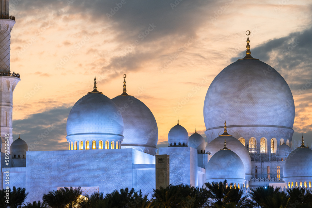Fototapeta premium Domes of Sheikh Zayed Grand Mosque in Abu Dhabi, United Arab Emirates.