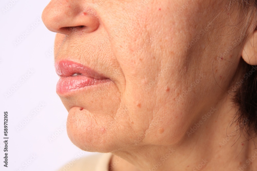 Obraz premium Closeup view of older woman on white background