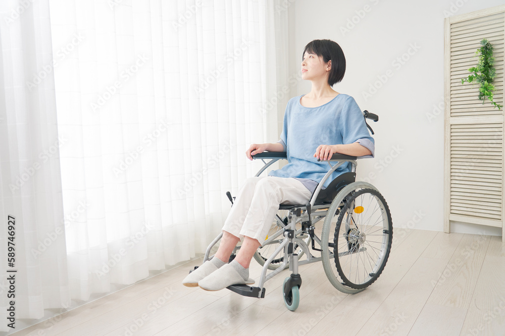 リビングで車椅子を使う女性 全身 リビングで車椅子を使う女性 全身