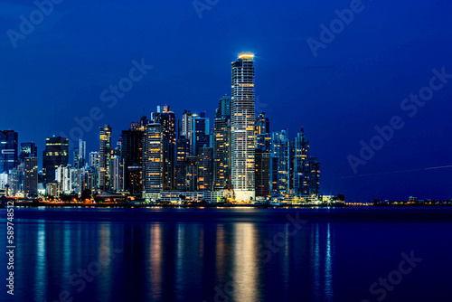Obraz na płótnie Cuidad de Panamá
Paitilla/Punta Pacífica
Hora: 7:05 pm w salonie