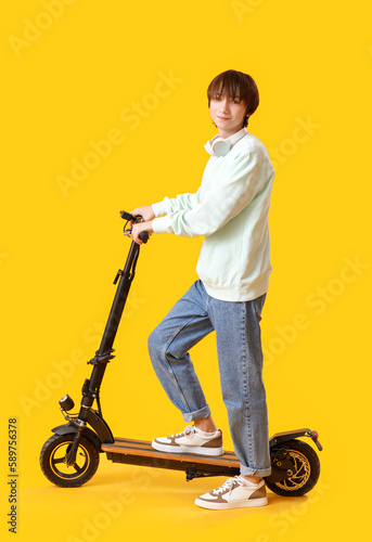 Teenage boy with electric b...