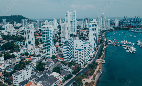 Paisaje urbano de la ciudad de Cartagena (Colombia), incluyendo sus playas, fuertes, murallas, centro histórico, mar.