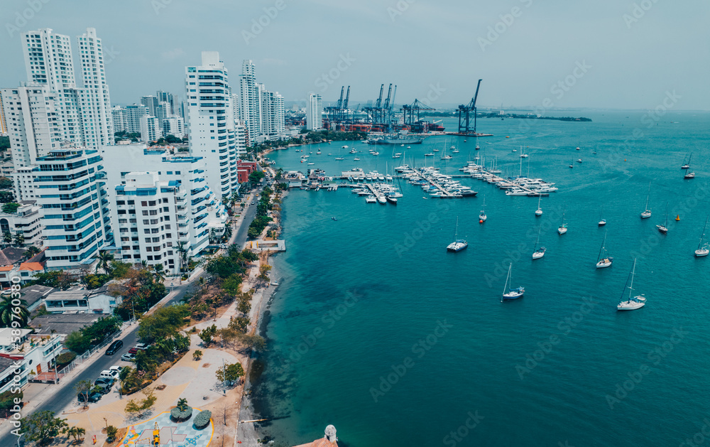 Paisaje urbano de la ciudad de Cartagena (Colombia), incluyendo sus playas, fuertes, murallas, centro histórico, mar.