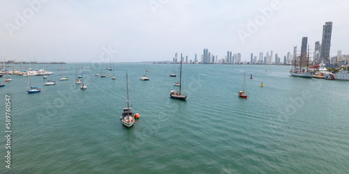 Obraz na płótnie Paisaje urbano de la ciudad de Cartagena (Colombia), incluyendo sus playas, fuertes, murallas, centro histórico, mar. w salonie