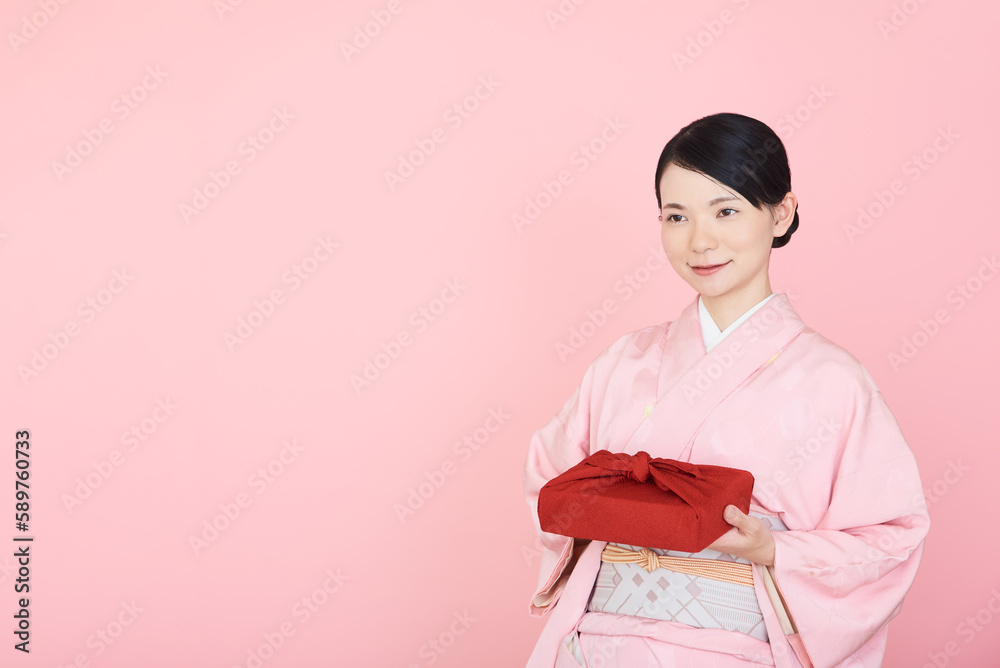 贈り物を持つ着物を着た女性 贈り物を持つ着物を着た女性