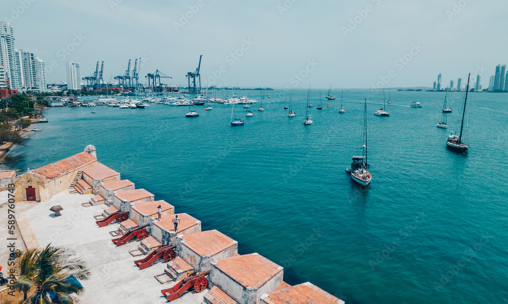 Paisaje urbano de la ciudad de Cartagena (Colombia), incluyendo sus playas, fuertes, murallas, centro histórico, mar.