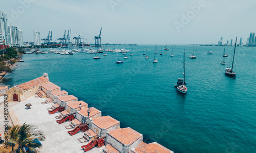 Obraz na płótnie Paisaje urbano de la ciudad de Cartagena (Colombia), incluyendo sus playas, fuertes, murallas, centro histórico, mar. w salonie