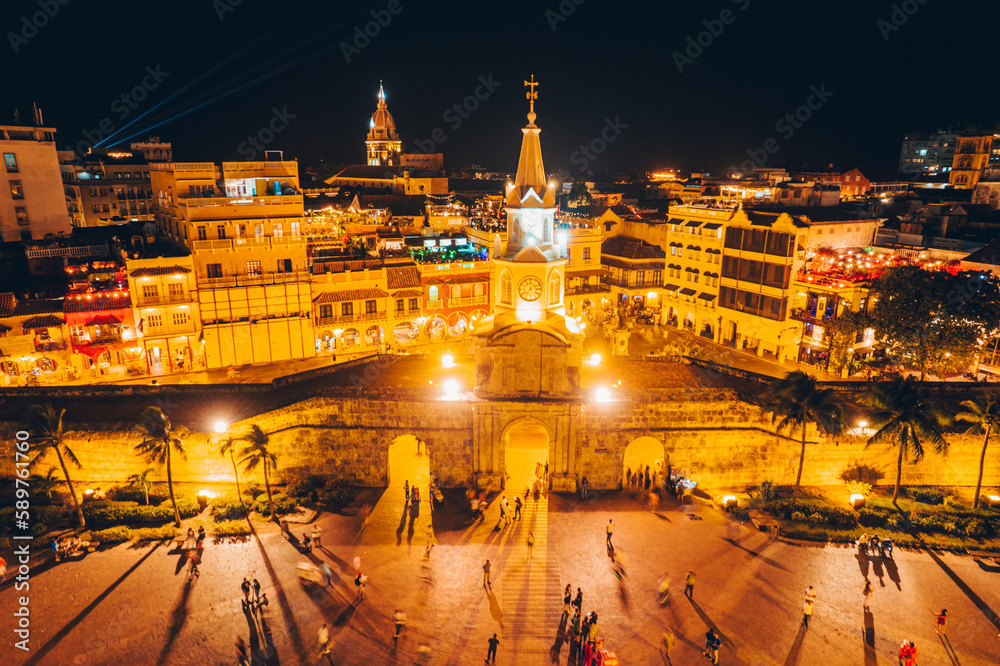 Paisaje urbano de la ciudad de Cartagena (Colombia), incluyendo sus playas, fuertes, murallas, centro histórico, mar.
