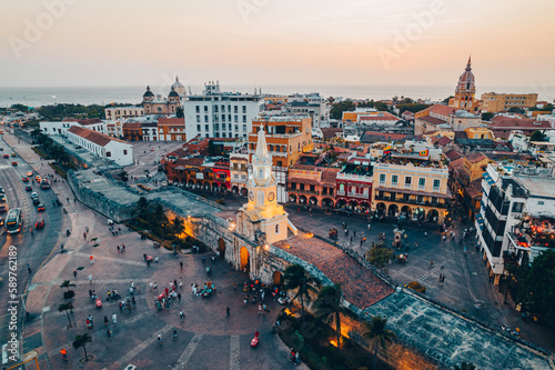 Paisaje urbano de la ciudad de Cartagena (Colombia), incluyendo sus playas, fuertes, murallas, centro histórico, mar. © Andres Mogollon